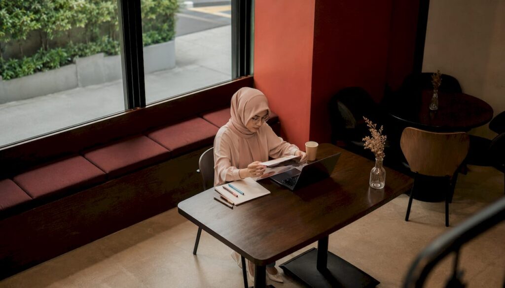 Seorang wanita sedang membuat persiapan untuk membentangkan slaid menggunakan projektor.