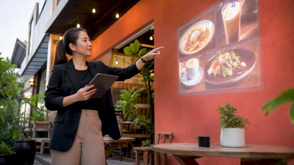 Pengurus restoran sering memanfaatkan projektor ketika menjalankan tugas harian di tempat kerja.